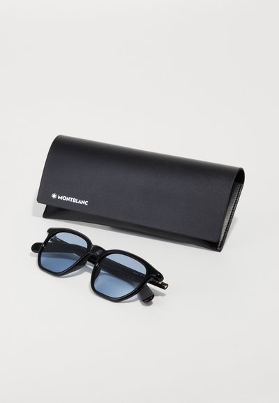 Črn etui za očala Montblanc s sleek oblikovanjem, ki hrani sončna očala s kvadratnim okvirjem in zlate dodatke na templjih, s plavimi lečami.