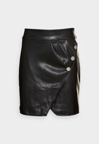 Mini-jupe en cuir noir présentant un design portefeuille avec des boutons argentés, une texture lisse et un détail de pli subtil sur un côté.