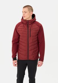 Giacca isolante rossa con texture trapuntata, cappuccio e tasche con zip. Presenta dettagli neri e un design slim fit.