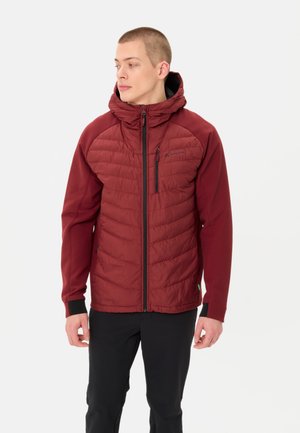 Rode geïsoleerde jas met een gewatteerde structuur, capuchon en ritszakken. Kenmerkend zijn de zwarte accenten en een slim-fit ontwerp.