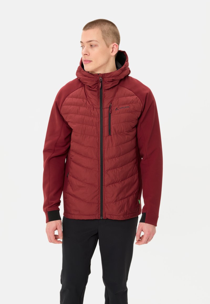 Giacca isolante rossa con texture trapuntata, cappuccio e tasche con zip. Presenta dettagli neri e un design slim fit.