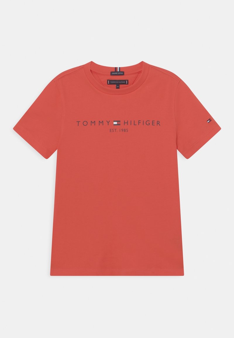 Rød bomulds t-shirt med rund hals, der har "TOMMY HILFIGER EST. 1985" trykt i mørkeblå over brystet og logo på ærmet.
