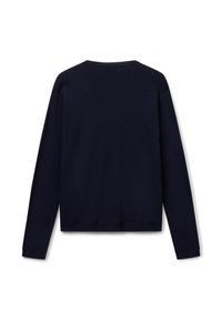 Tmavě modrý svetr s dlouhým rukávem, kulatým výstřihem a žebrovanými manžetami. Měkká textura, jednoduchý design, bez viditelných vzorů nebo ozdob.