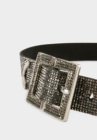 Cintura nera decorata con scintillanti strass, dotata di una fibbia in metallo color argento di forma quadrata con dettagli testurizzati.