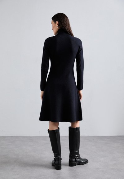 Tiger of Sweden MALAYA - Stickad klänning - light ink