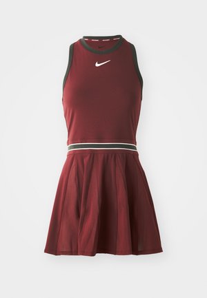 Abito sportivo bordeaux con bustino aderente e gonna svasata, caratterizzato da un colletto e una cintura di colore verde scuro a contrasto con dettagli bianchi.