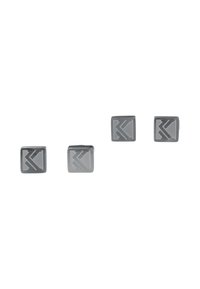 Grå firkantede mansjettknapper med graverte geometriske mønstre. Jevn metallisk finish og avrundede kanter. Sett med to par.