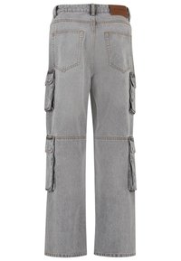 Pantalon cargo en denim gris clair avec plusieurs poches à rabat sur les jambes, deux poches arrière et une étiquette en patch marron sur la ceinture.