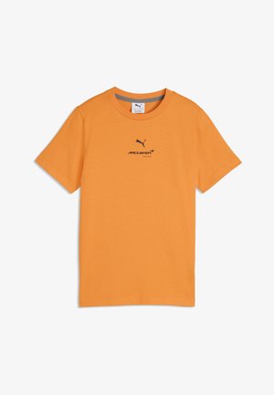 T-shirt orange à manches courtes avec logo Puma noir et texte McLaren Racing centrés sur la poitrine.