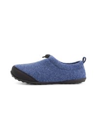 Blauwe fleece instap schoen met zwarte rubberen neuskap en zool, elastische toggle-sluiting en hiel-lustap op een witte achtergrond.