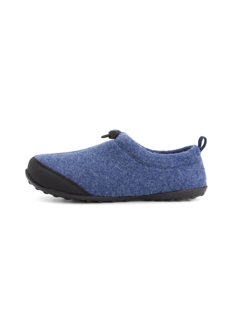 Blauwe fleece instap schoen met zwarte rubberen neuskap en zool, elastische toggle-sluiting en hiel-lustap op een witte achtergrond.