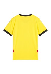 Maglia sportiva gialla a maniche corte. Colletto nero e dettagli neri sulle maniche, con accenti rossi sui lati. Il tessuto ha una finitura testurizzata.