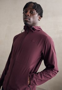 Nike Performance UNLIMITED - Träningsjacka - burgundy crush/black