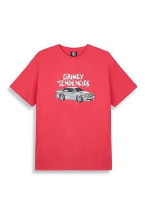 Camiseta roja de manga corta hecha de algodón con una impresión gráfica de un coche y el texto "GRIMEY TENDENCIES" en fuente blanca y negrita.