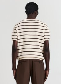 Gestreifter Kurzarm-Pullover in Creme und Braun, mit Rundhalsausschnitt und geripptem Saum. Glatte Textur mit lockerer Passform.