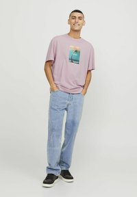Jack & Jones JORVESTERBRO PICTURE CREW NECK - Marškinėliai su spaudiniu - pink nectar