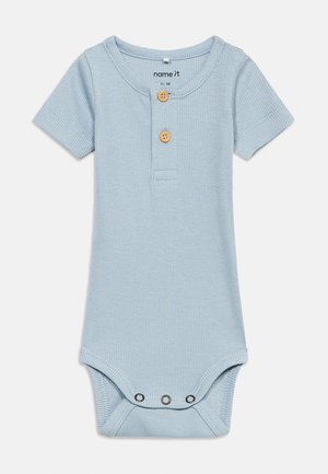 Jasnoniebieskie prążkowane body niemowlęce z krótkim rękawem, z dwoma drewnianymi guzikami z przodu oraz trzema zatrzaskami w kroku.
