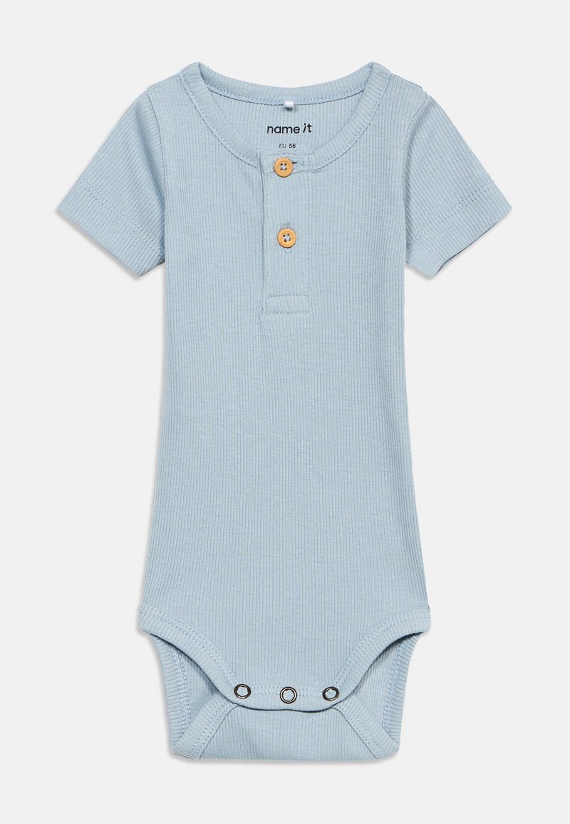 Ανοιχτό γαλάζιο ριμπ κορμάκι μωρού με κοντά μανίκια, δύο ξύλινα κουμπιά μπροστά και τρία κουμπώματα κάτω στο καβάλο.