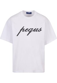 Fehér pamut póló, az elején fekete, dőlt betűs "pequs" logóval. Rövid ujjú és kerek nyakkivágású. Sima textúrájú.