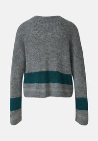 Szary sweter dziany z szerokimi niebieskimi poziomymi paskami na plecach i dolnych rękawach, długie rękawy oraz prążkowany okrągły dekolt.