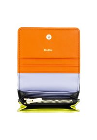 Multicolore portemonnee met oranje, lavendel en zwarte leer. Bevat een ritscompartiment, kaartslots en een drukknoopsluiting. Gouden hardwareaccenten.