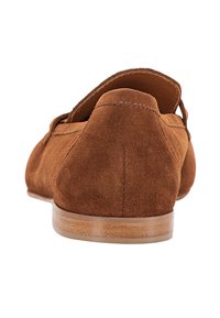 Loaferi din suede maro cu o textură netedă, cu spate rotund și un toc subtil. Fără hardware sau embellishments vizibile.