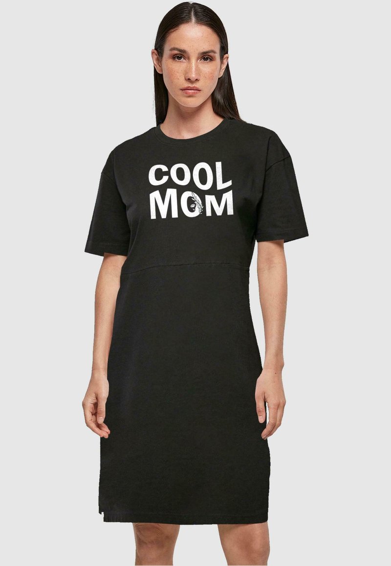 Svart bomullst-skjortekjole med korte ermer, med teksten "COOL MOM" i hvitt. Enkel rund halsutskjæring og knelång design.