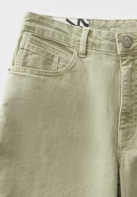 Pantalon en denim vert clair avec taille haute, poches avant, fermeture à bouton en métal et détails de couture subtils.