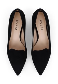 Chaussures à talons hauts en daim noir avec un bout pointu et un motif à bord festonné. L'intérieur présente une semelle intérieure beige clair avec le nom de la marque "EVITA" en relief.