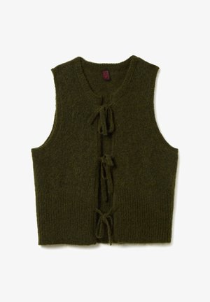 Grüne ärmellose Weste aus weichem Stoff, mit einem runden Halsausschnitt und drei Schlingen auf der Vorderseite zur Schließung. Gerippter Saum.