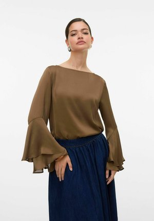 Brun, let bluse med lange, klokkeformede ærmer og en bred halsudskæring, parret med en mørkeblå, samlet nederdel. Glat tekstur.