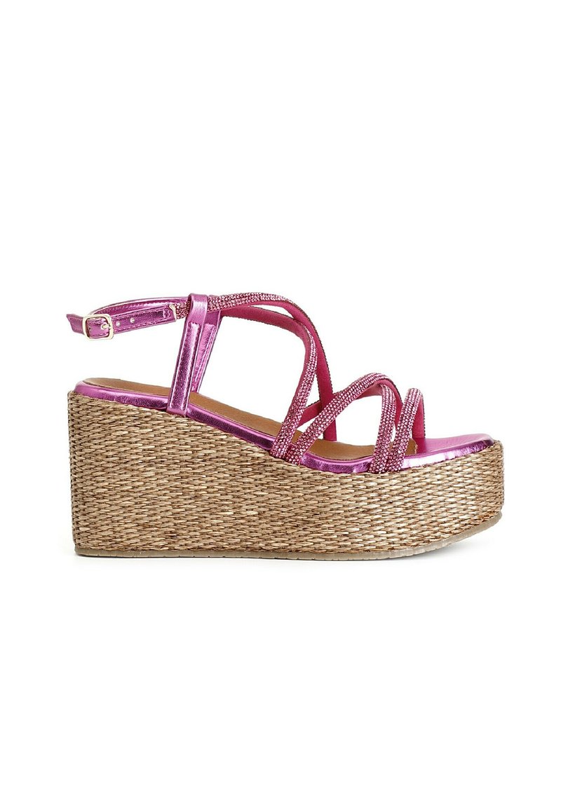 Sandali piattaforma metallici rosa con zeppa in juta intrecciata. Presentano cinturini incrociati e una cinghia alla caviglia regolabile. Texture liscia, finitura lucida.