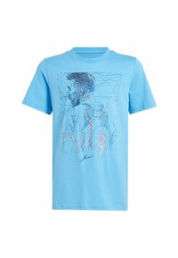 Camiseta de algodón de color azul claro con un diseño de arte lineal geométrico de un perfil y una firma en la parte inferior. Mangas cortas y cuello redondo.