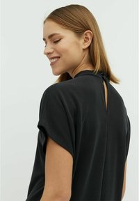 mbyM LINEA-M - Dzsörzéruha - black