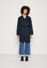 Marc O'Polo SHORT WITH BELT DOUBLE BREASTED LAPEL COLLAR - Trenčkot - deep blue sea
