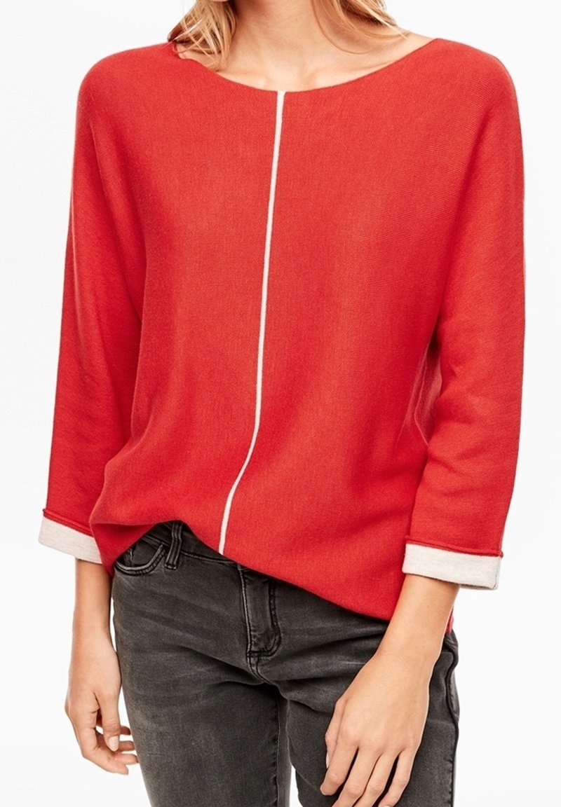 Pull-over en maille rouge manches 3/4, avec un détail de couture verticale blanche et des poignets blancs contrastants. Texture douce et coupe décontractée.