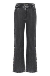 Mustat denim leveälahkeiset farkut, joissa on nappiyksitys lahkeessa ja klassinen taskusuunnittelu. Rakenne, joka on mukautettu ja jossa on lievä haalistuminen.