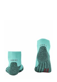 Dwie pary turkusowych skarpetek kostkowych przedstawione z różnych kątów, z teksturowanymi podeszwami i wyraźnie widoczną nazwą marki "FALKE".