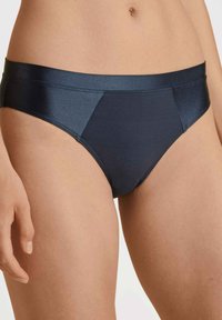Donkerblauwe bikini slips met een soepele textuur, voorzien van een brede tailleband en contrasterende zijpanelen voor een subtiel ontwerpelement.
