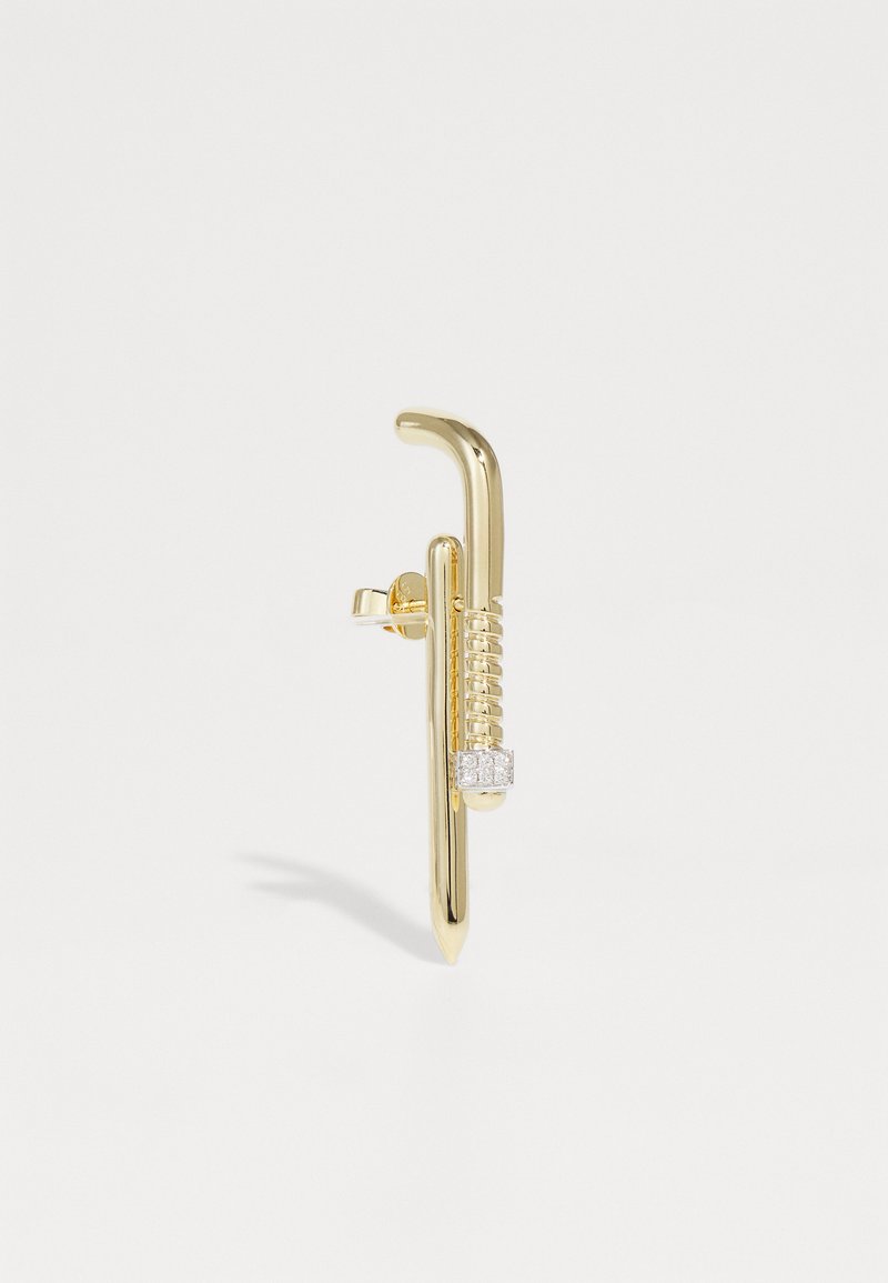Złote kolczyki o zakrzywionym, wydłużonym kształcie, z spiralnym zdobieniem i małym osadzonym akcentem z cyrkonii u podstawy.