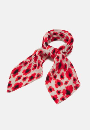 Écharpe plissée à motif floral rouge et noir nouée en un nœud lâche sur fond blanc.