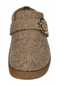 Pantofole in feltro marrone con punta arrotondata, una fascia larga e una fibbia dorata, superficie testurizzata e suola di un marrone chiaro a contrasto.