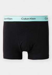 Sorte boksershorts laget av stretch-cotton, med en lyseblå Calvin Klein-logo på kanten og en glatt tekstur.