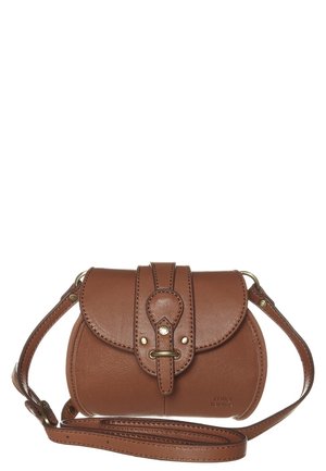 Brun konstläder crossbody-väska med en böjd form, klaffstängning, guld hårdvaruaccents och en justerbar rem. SömDetaljer synliga.