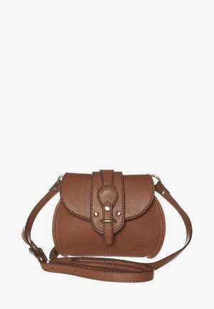 Ruskea tekonahkainen olkalaukku, jossa on kaareva muoto, läppäsuljin, kultaiset yksityiskohdat ja säädettävä hihna. Ompeleita on näkyvissä.