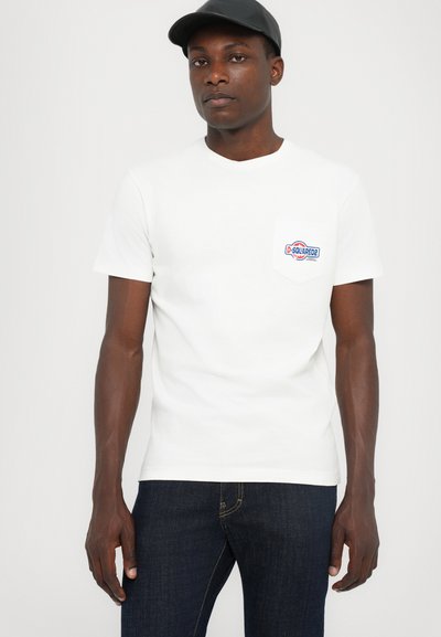 T-shirt bianco in cotone con maniche corte, scollatura rotonda e una piccola tasca ricamata con un logo colorato sul lato sinistro del petto.