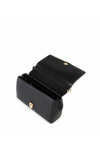 Borsa a tracolla nera in pelle con una forma strutturata, hardware dorato e chiusura a pattina. L'interno presenta vari scomparti per l'organizzazione.