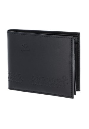 Cartera negra de cuero con doble pliegue y línea en relieve de figuras de palitos tomándose de la mano a lo largo del borde inferior.