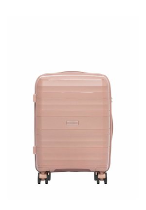 Kwadratowa, jasnoróżowa twarda walizka z czterema czarnymi kółkami obrotowymi i poziomymi teksturowanymi paskami na białym tle.