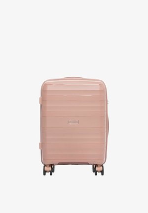 Kwadratowa, jasnoróżowa twarda walizka z czterema czarnymi kółkami obrotowymi i poziomymi teksturowanymi paskami na białym tle.